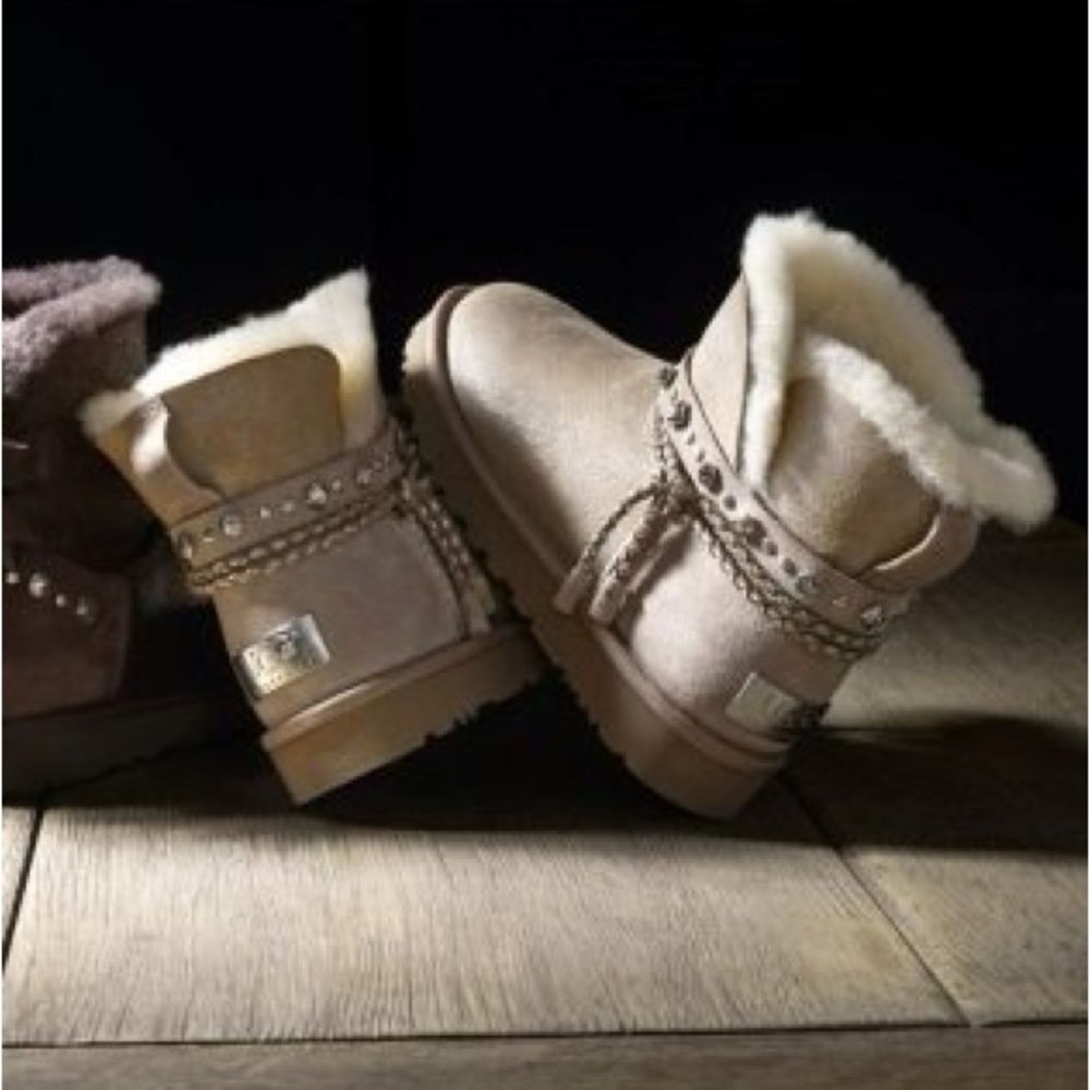 UGG Renn Boot in Sand - Picture 2 of 12